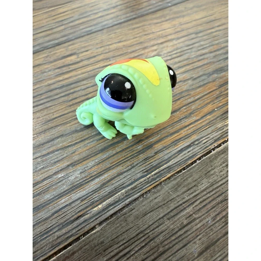 Littlest Pet Shop Authentic # 2399 Green Yellow Striped Chameleon Purple Eyes